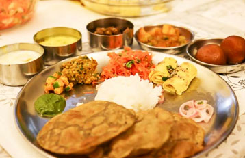 A Meal with Indian Family, Mumbai